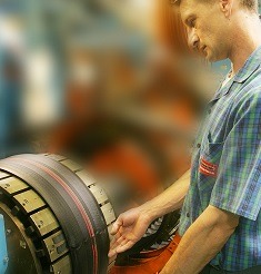Bridgestone’s largest UK commercial fleet customer Ryder reports that tire-related breakdowns for its customers have fallen by 28 percent under a partnership started a year ago with the tire maker. The link-up covers initiatives aimed at maximising fleet uptime and lowering running costs through steps including increased emphasis on setting correct tire pressures and detailed reviews of removed tyres - to avoid premature removal.