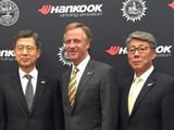  Hankook Tire America CEO Seung Hwa Suh (left), Tennessee governor Bill Haslam (centre) and Hankook Tire America president Hee-se Ahn.
