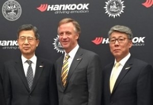  Hankook Tire America CEO Seung Hwa Suh (left), Tennessee governor Bill Haslam (centre) and Hankook Tire America president Hee-se Ahn.