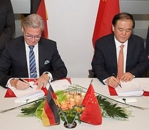  Burkhardt Koeller, chairman of Continental Reifen Deutschland, and Han Bing, deputy mayor of Hefei, ink an agreement on option to buy land adjacent to its five-year-old tire plant.