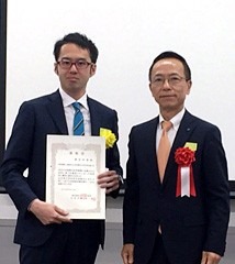  Akishige Seo (left) of the Toyoda Gosei awarded at the 71st Rubber Technology Advancement Awards