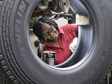 CV tire majors gain as Chinese wane