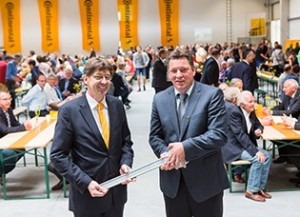  Rolf Marwede (l.), head of polyurethane belts in Dannenberg, takes over symbolic key from contractor Jörg-Heinrich Siemke.