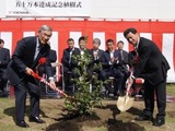  Yokohama chairman Tadanobu Nagumo (left) and president Masataka Yamaishi in commemorative tree planting