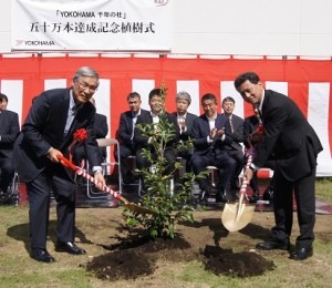  Yokohama chairman Tadanobu Nagumo (left) and president Masataka Yamaishi in commemorative tree planting
