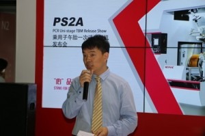  Mesnac vice president Liu Feng introduces the PS2A PCR tire building machine in Shanghai