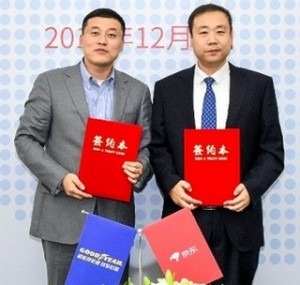  Yang Jian, vice president, Southern China.Goodyear, and Yishen Tang, general manager of JD's auto accessories department, mark their firms' new partnership.