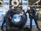 The first ‘made in Holland’ tire was unveiled by Michael de Ruijter, CEO Magna Tyres Group, and René de Vent, alderman municipality Hardenberg.