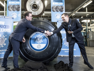  The first ‘made in Holland’ tire was unveiled by Michael de Ruijter, CEO Magna Tyres Group, and René de Vent, alderman municipality Hardenberg.