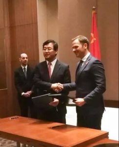  Wang Feng (L) signing the agreement with Siniša Malii in Beijing