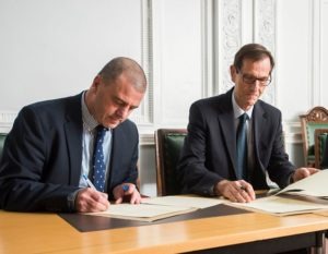  Signing the MoU: Steve Dunlop, chief executive of Scottish Enterprise (left) and Rémi de Verdilhac, secretary general, Michelin