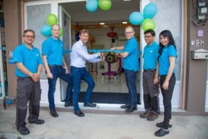  Riaan Diener (centre-left) and Aart van der Pol (centre-right) at the ribbon-cutting ceremony