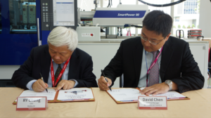  The MoU was signed by Moldex3D CEO Dr. Rong-Yeu Chang (L) and David Chen, president of Wittmann Battenfeld Taiwan.